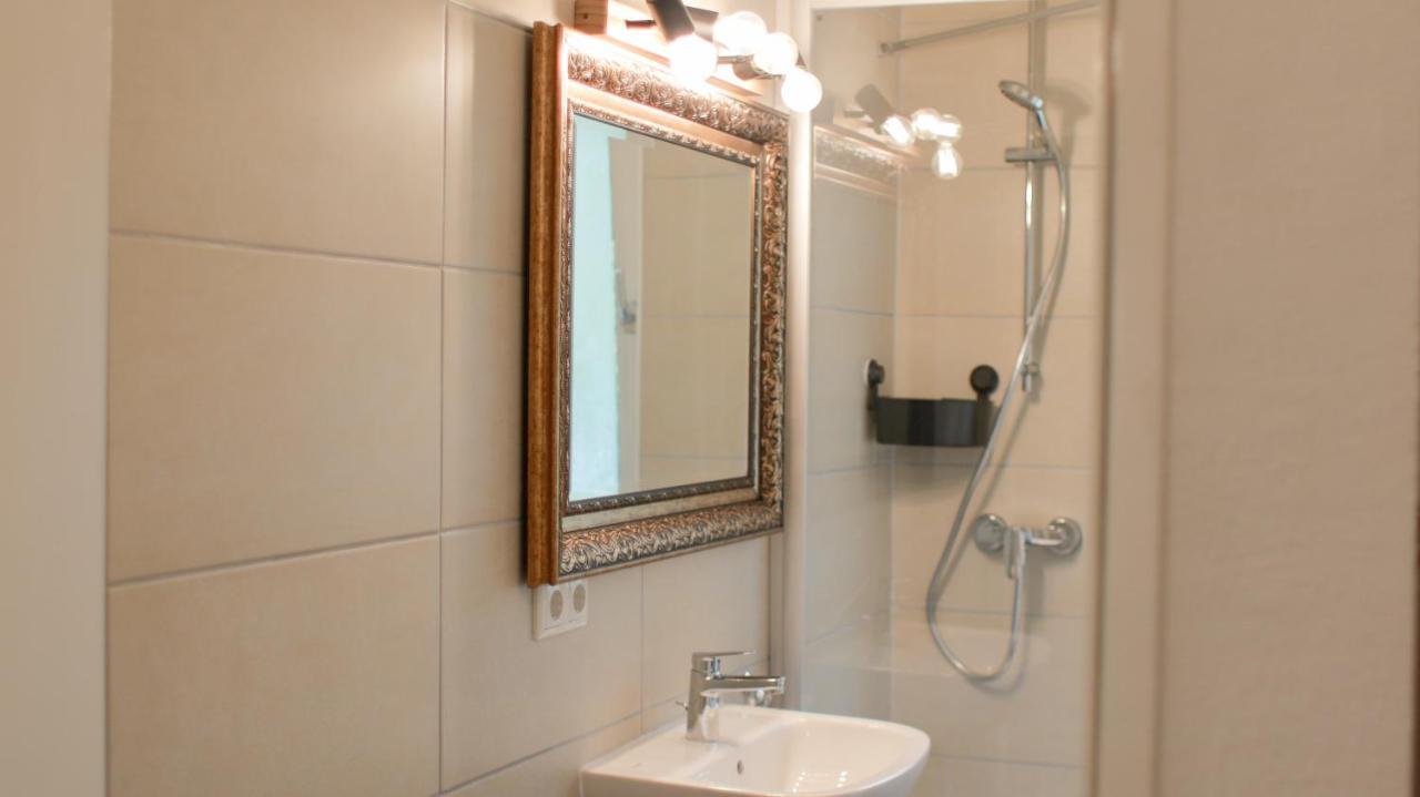 - Mit Smart Tv Und Parkplaetzen - Fuer Singles, Paare, Familien Und Gruppen Appartement Cassel